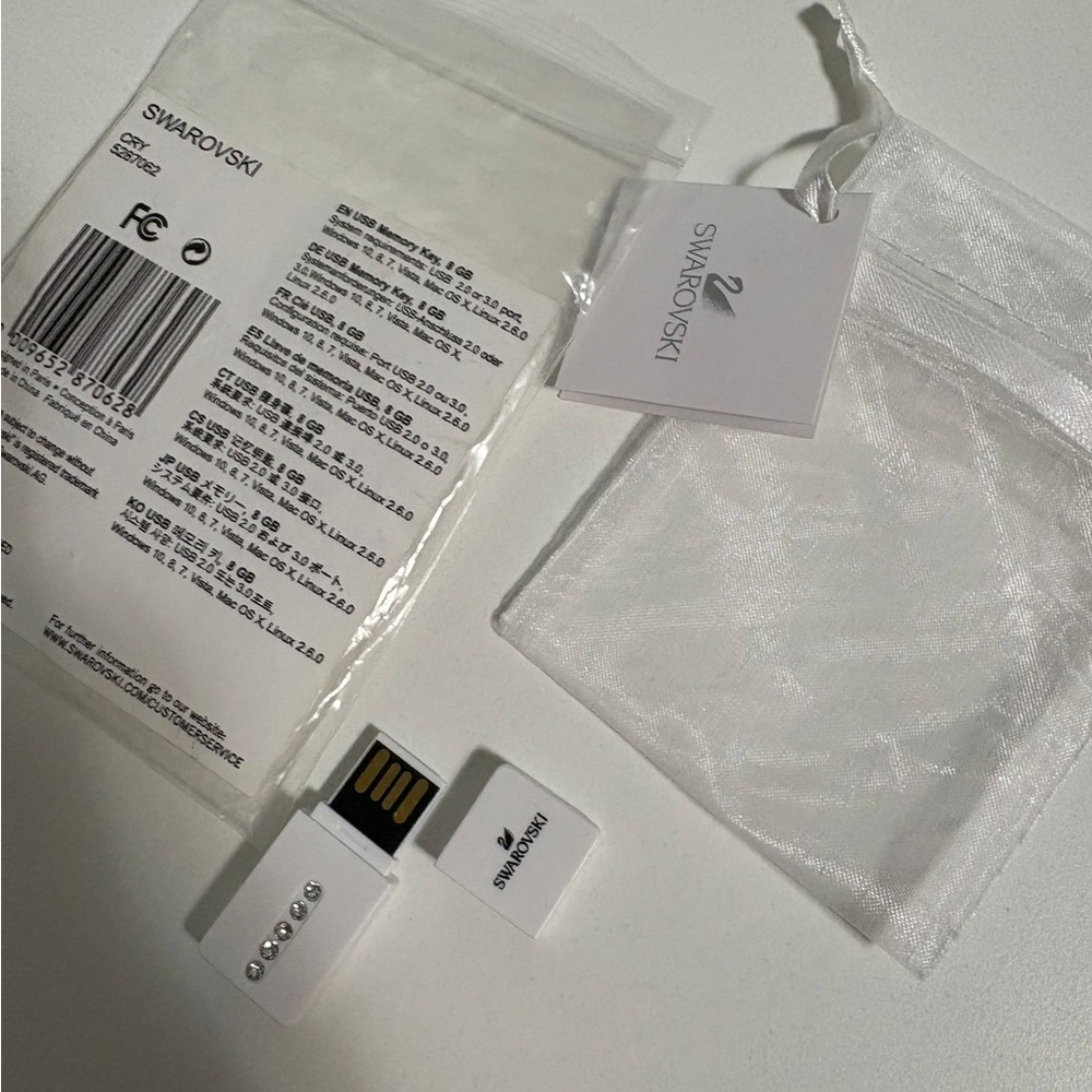 Swarovski gift Crystal-Embellished White USB Drive
